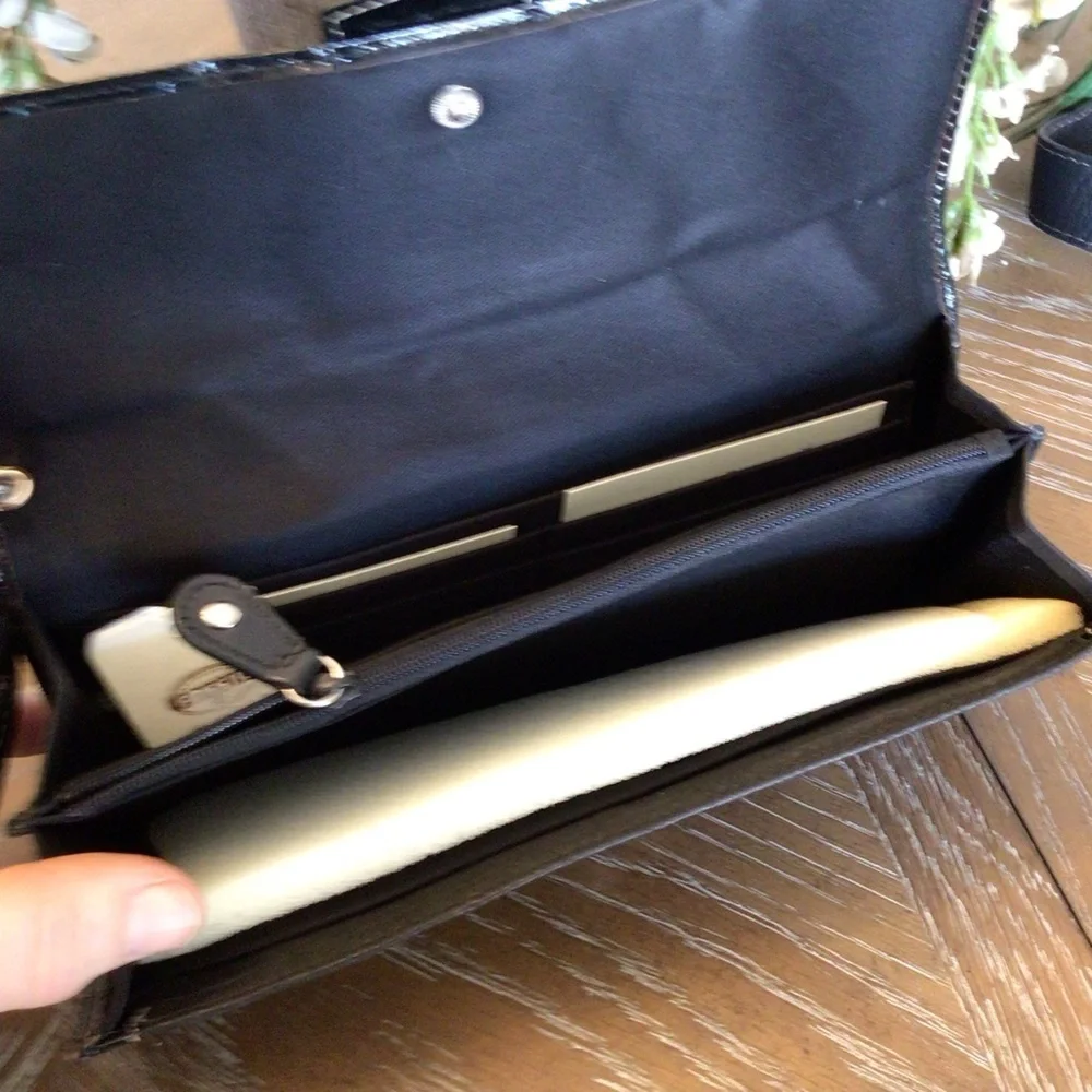 Fossil Womens Black Leather Buckle Front Clutch Wristlet Fold Over Wallet